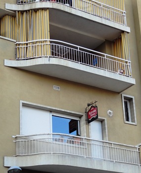 En la parte inferior, el balcón de la fachada posterior del bar, que el magistrado ordena que se cierre de forma "permanente". En la parte superior, el balcón del piso de la familia Reina