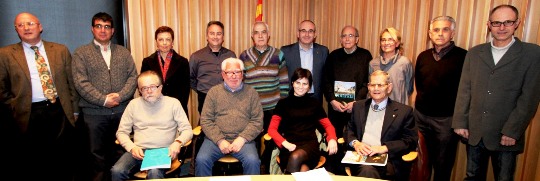 Els autors dels textos de la revista amb membres del Arxiu Municipal i de l'equip de govern