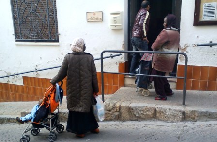 Personas con pocos recursos acuden a recoger alimentos a la sede de Cáritas, el pasado 21 de febrero / Foto: JFG