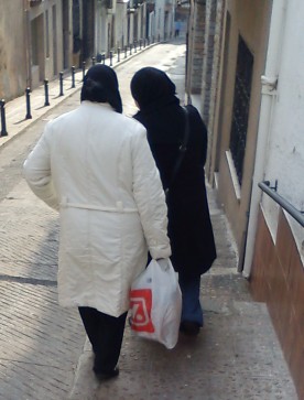 Dos mujeres, el 21 de febrero en la calle Nou tras recoger bolsas de alimentos