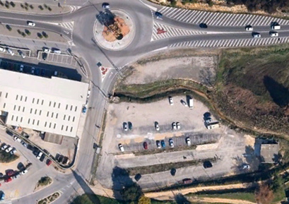 En el solar de la derecha de la imagen, en el hay coches estacionados, se proyecta constuir el crematorio / Foto: Google Earth