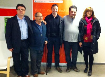 Joan Josep Nuet, a l'esquerra de la imatge, amb militants d'EUiA de Palafolls / Foto: Twitter @NUET