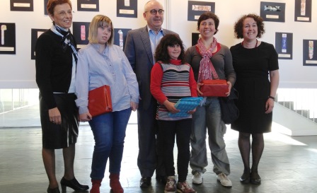 L'alcalde Josep marigó amb les guanyadores del concurs de punt de llibre