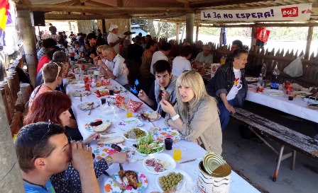 Celebración del almuerzo fiesta en el paraje del Vilar /  Foto: JFG