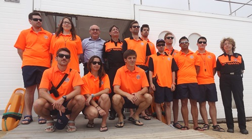 Membres del servei de vigilància de les platjes, acompanyats per l'alcalde Josep Marigó i el regidor de Manteniment Josep Manel Verde