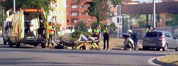 El conductor de la moto, en el centro de la imagen recostado en una camilla