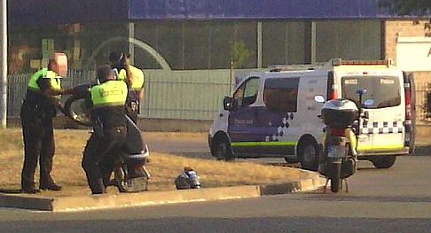 Agentes de la policía local retiraron la moto implicada en el accidente