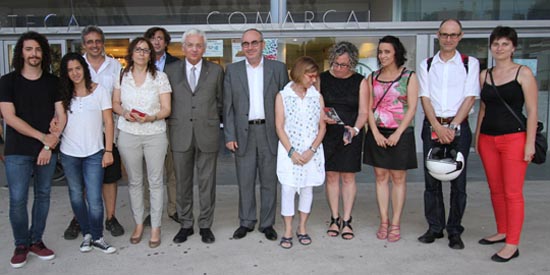 El conseller Ferran Mascarell i l'alcalde Joep Marigó, amb fimilar de l'escriptor i algunes de les persones implicades en la creació de la «Ruta Bolaño»