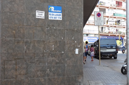 Imagen de la fachada de la calle Girona con Sebastià Llorens, tomada ayer / Foto: JFG