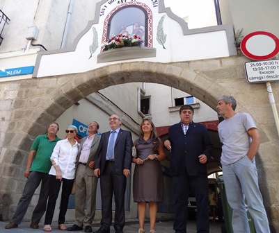 L'alcalde Josep Marigó i els regidors que han assistit a l'ofrena als Copatrons