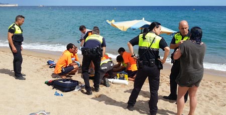 Primers auxilis en la platja / Foto: Policia local de Blanes