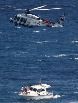 El helicóptero y la embarcación que han intervenido en el ejercicio / Foto: Anna Sais