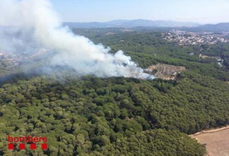 Imágenes aérea de la columna de humo que origina el fuego / Foto: bombers de la Generalitat