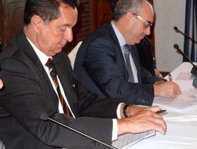 Els alcaldes de Lloret i Blanes, durant la firma del conveni / Foto: JFG