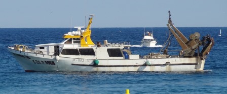 Un vaixell de pesca, entrant al Port de Blanes / Foto: JFG