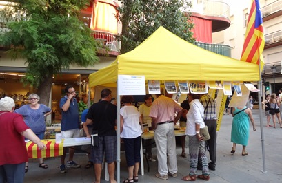 Carpa informativa sobre la Via Catalana cap a la Independència a Blanes, el passat 31 d'agost / Foto: JFG