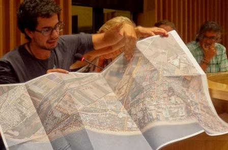 Víctor Catalan va explicar amb un mapa la ubicació dels terrenys que es vol legalitzar / Foto: JFG