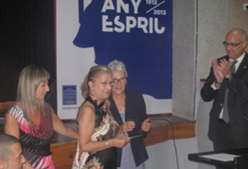 Al centre, Mª Carme Poblet Casanovas, acompanyada de l'alcaldessa de Vinebre, Gemma Carim, i de la presidenta d'Òmnium Cultural, Muriel Casals.