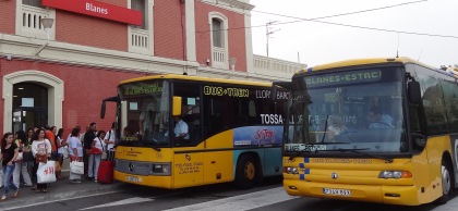 Autobusos de Transport Pujol a l'estació de tren de Blanes