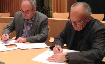 Josep Marigó i Salvador Serrés durant la firma del conveni