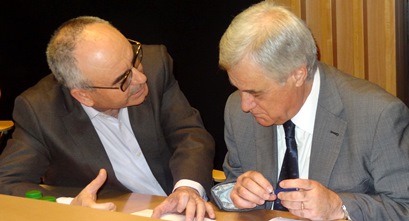 El alcalde Josep Marigó, a la izquierda, conversa con Josep Trias (CiU), antes de empezar el pleno