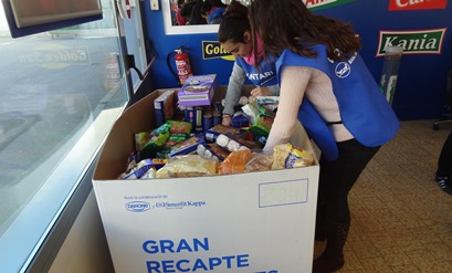 dues voluntàries recullen aliments a Blanes / Foto: JFG