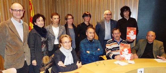 Alguns dels autors, acompanyats per l'alcalde Marigó, la regidora Susana Ramajo i membres de l'Arxiu. / Foto: JFG