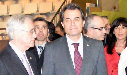 Josep Marigó, a la derecha de la imagen, detrás de Artur Mas, durante la inauguración de la Ciudad Deportiva en febrero de 2011 / Foto: JFG