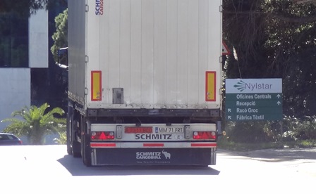 Un camión trailer, esta mañana en la entrada de Nylstar / Foto: JFG