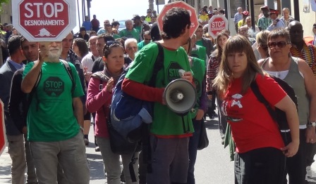 Marta Afuera, con camiseta roja, en la calle Ample de Blanes durante una manifestación / Foto: JFG