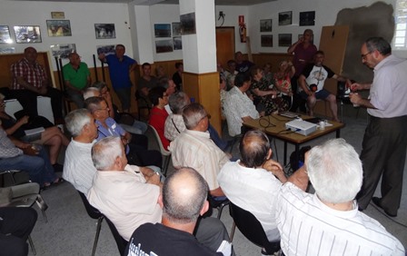 Imagen de la reunión informativa en el local de la asociación de vecinos / Foto: JFG