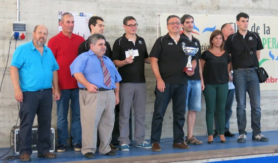 Els jugadors del Sant Josep amb l'alcaldessa de Vilobí, Olga Guillem / Foto: La Selva Comunica