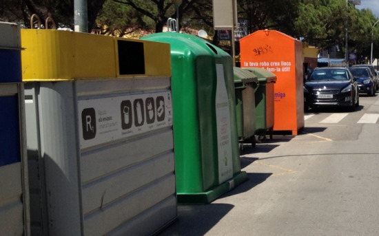 Contenidors pel reciclatge de residus a la zona turística de Els Pins