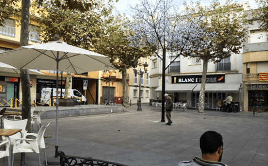 Un arbre de llums presideix la plaça de Josep Anselm Clavé. Foto: Malgrat Comunicació