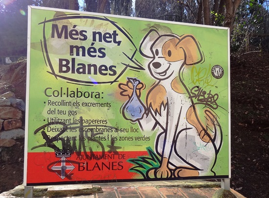 Este antiguo cartel apela al civismo de los dueños de perros. Se pusieron hace 30 años y siguen plenamente vigentes / JFG