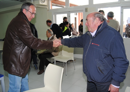 Pere Toni Calvet, a la izquierda, felicita a Amadeu Nualart / Foto: Jordi Cañellas
