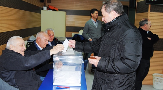 Un socio deposita su voto en la urna / Jordi Cañelllas