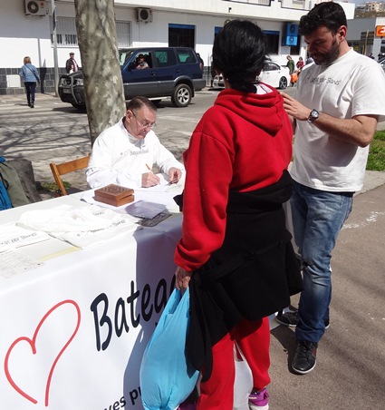 Recollida de signatures al barri La Plantera
