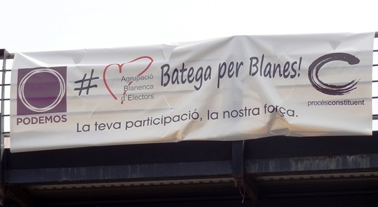 Pancarta de Batega per Blanes, con los logotipos de Podemos Blanes y Procés Constituent