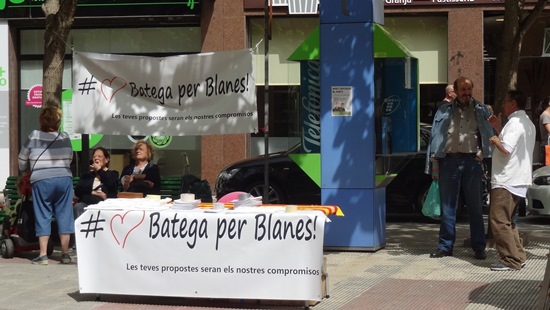 Taula informativa de Batega per Blanes, avui al carrer Sebastià Llorens 