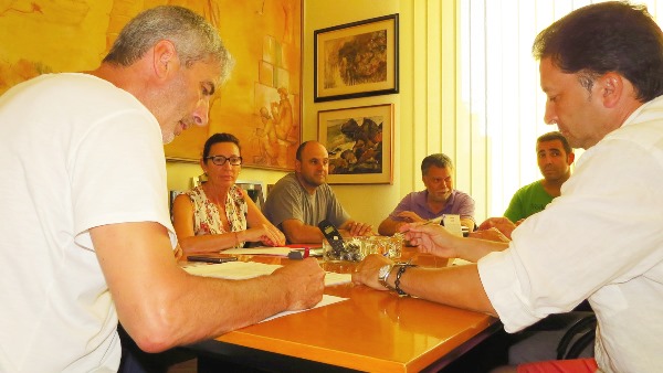 A l'esquerra l'alcalde Miquel Lupiáñez durant la reunió / Ajuntament de Blanes