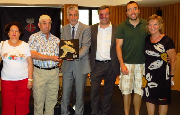 Els presentants de la pirotecnia de Granada han rebut aquesta setmana el trofeu corresponent a l'espectacle de 2014 / Ajuntament de Blanes