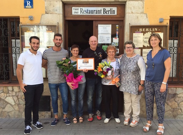 Membres del Restaurant Berlin amb l'alcaldessa de Tossa, Gisela Saladich / Ajuntament de Tossa