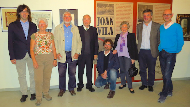 Familiars de Joan Vila, amb els responsables de l'Arxiu Municipal de Blanes i el regidor Joaquim Torrecillas
