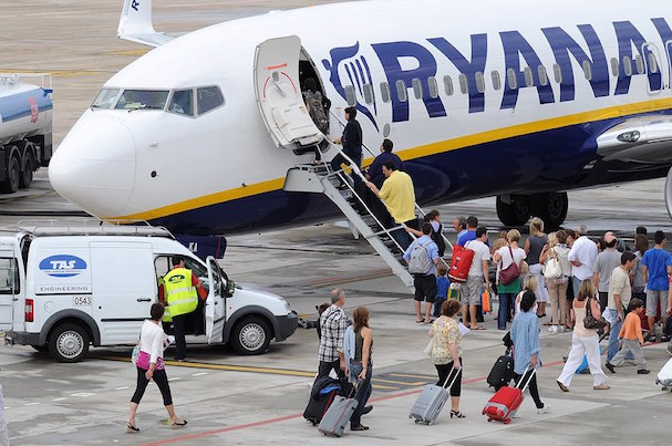 Pasajeros de Ryanair, en el Aeropuerto de Girona -Costa Brava / Xavier Pou