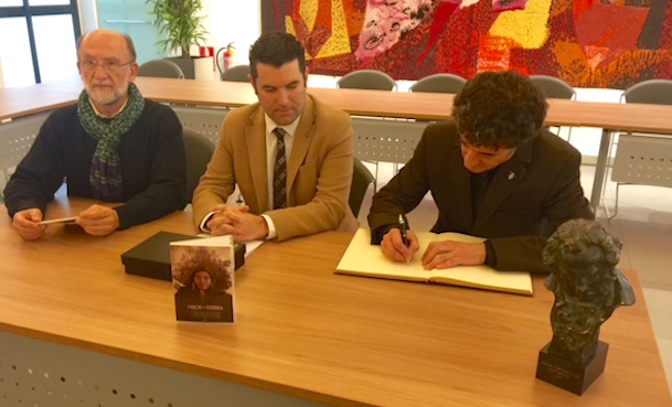 Patxi Uriz signa al llibre d'honor de l'Ajuntament