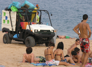 Operació de neteja de la platja de Lloret durant la passada temporada d'estiu