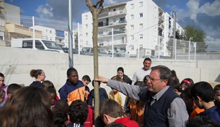 Celestino Lillo, amb els alumnes de l'Escola Mossèn Joan Batlle
