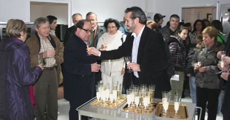 Asistentes a la inauguración del comedor que promueve la entidad