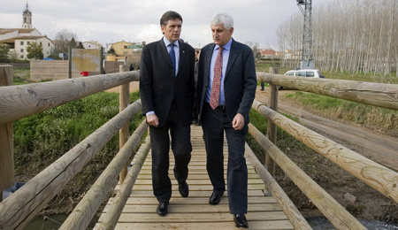 Lluís Recoder i l'alcalde de Sils Martí Nogué